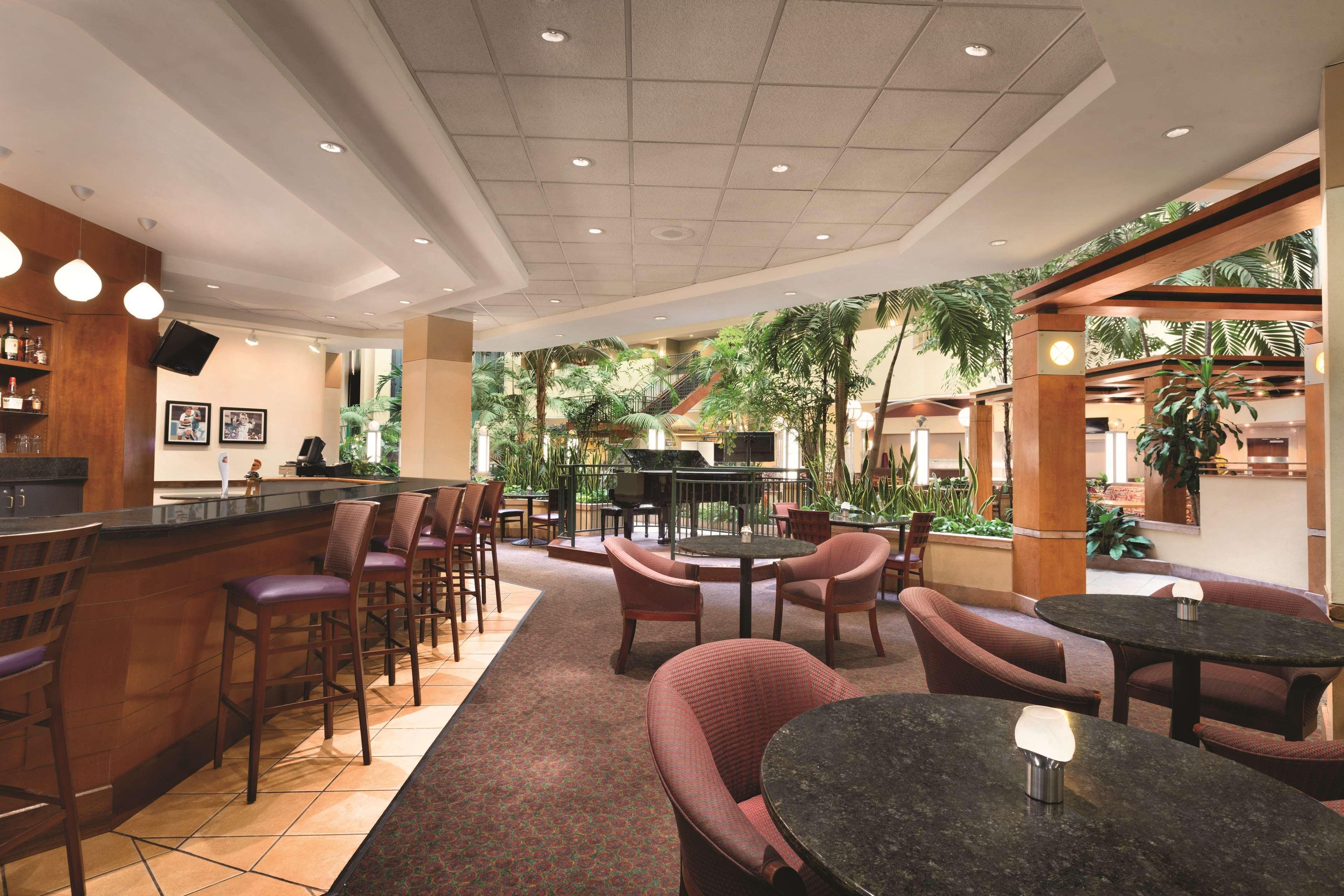 Embassy Suites By Hilton Tampa Usf Near Busch Gardens Εξωτερικό φωτογραφία