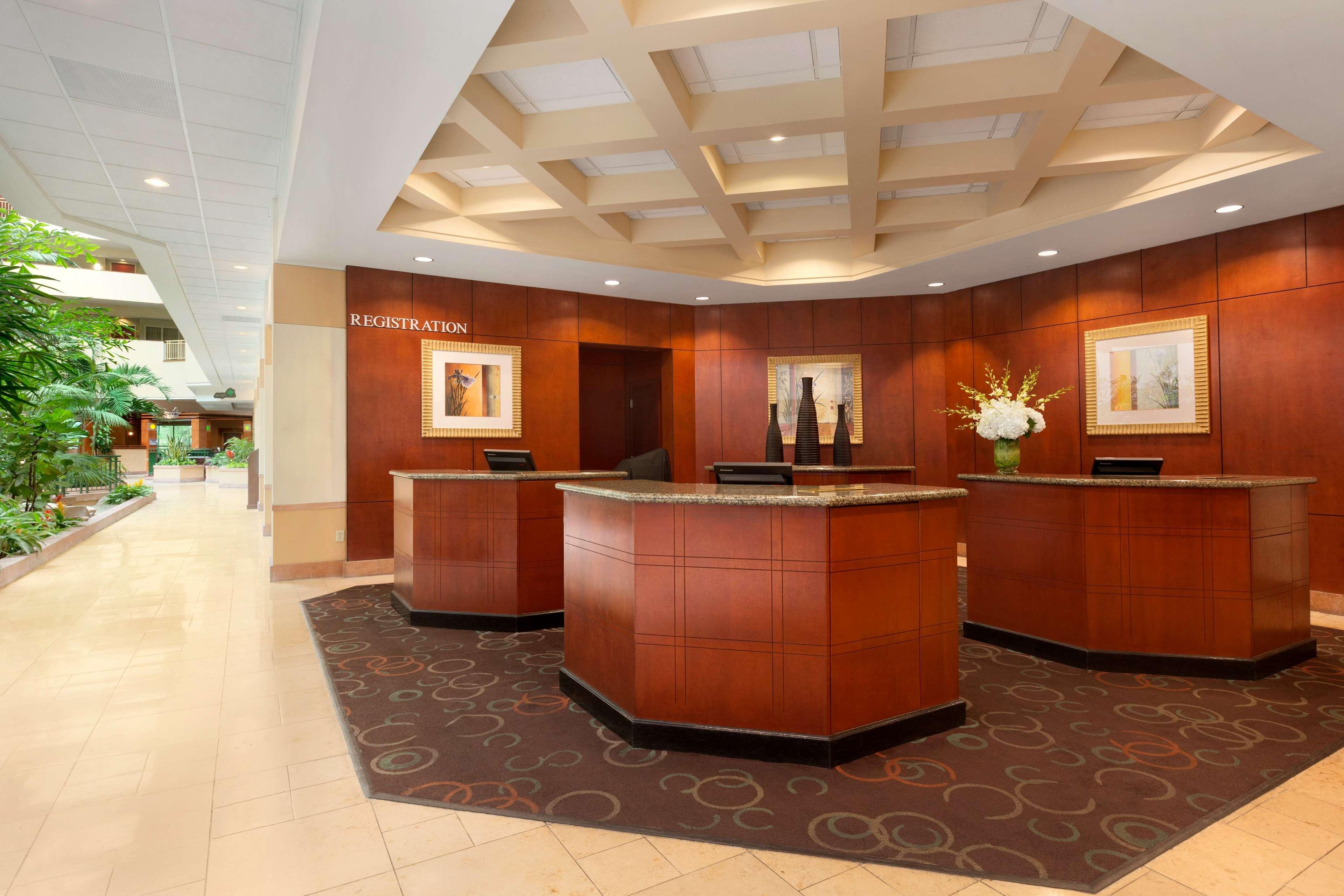 Embassy Suites By Hilton Tampa Usf Near Busch Gardens Εξωτερικό φωτογραφία