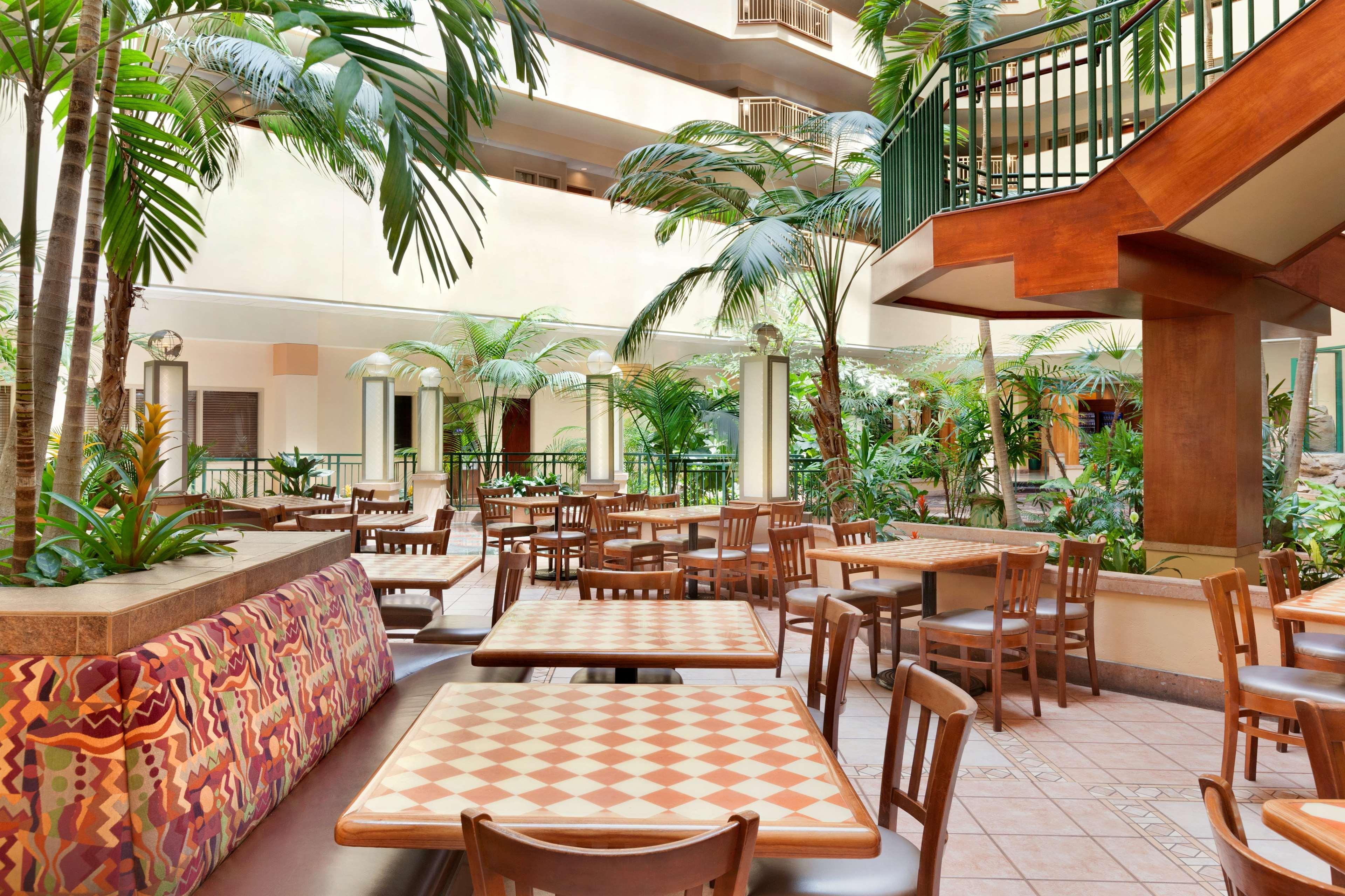 Embassy Suites By Hilton Tampa Usf Near Busch Gardens Εξωτερικό φωτογραφία